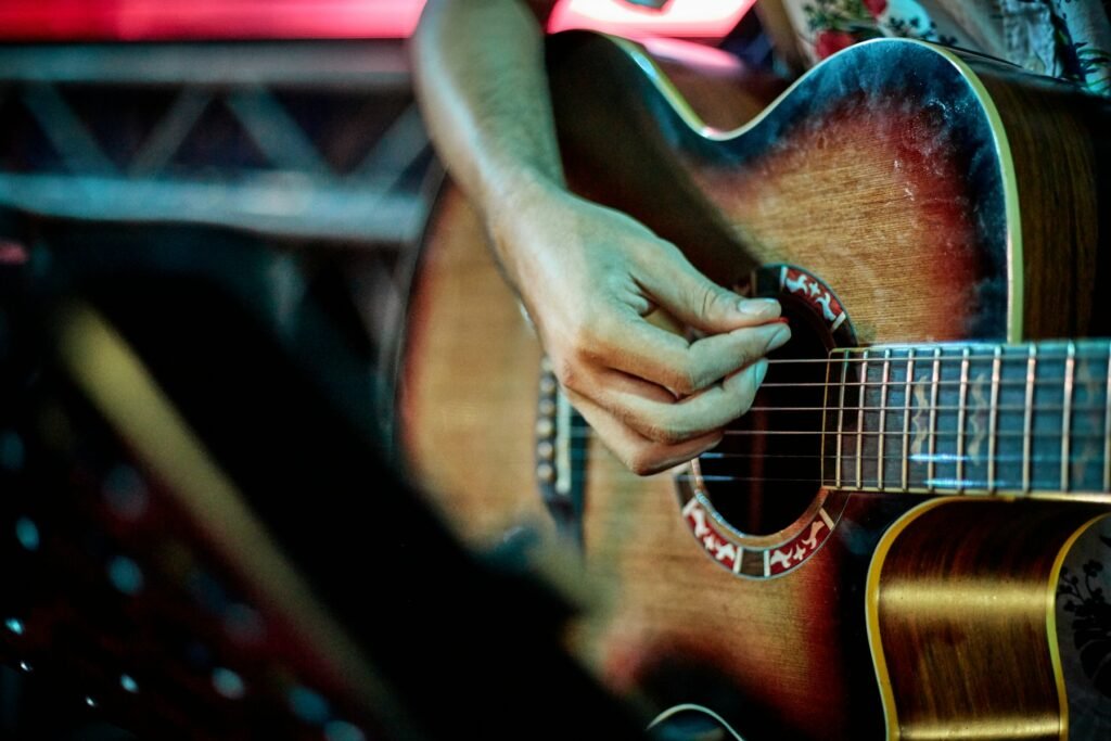 Detalle de una guitarra acústica durante una interpretación