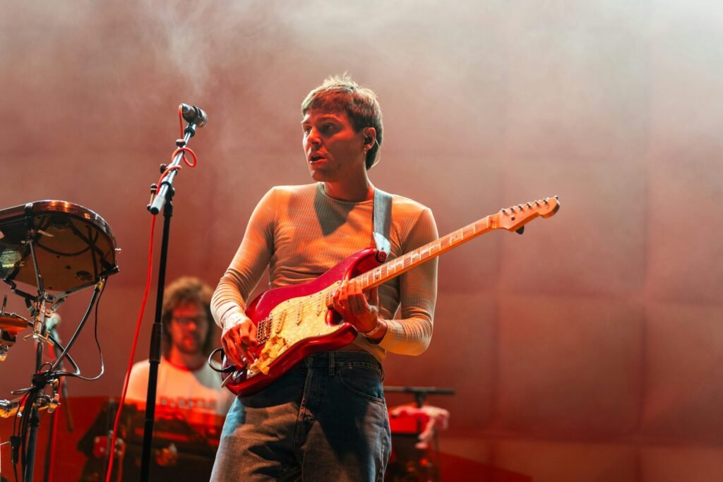 Guitarrista actuando en directo bajo las luces del escenario